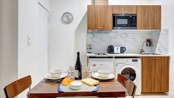 Réfrigérateur, micro-ondes, cafetiÚre/bouilloire, grille-pain