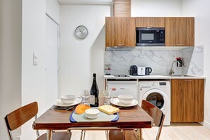 Réfrigérateur, micro-ondes, cafetière/bouilloire, grille-pain