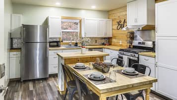 Fridge, microwave, stovetop, dishwasher