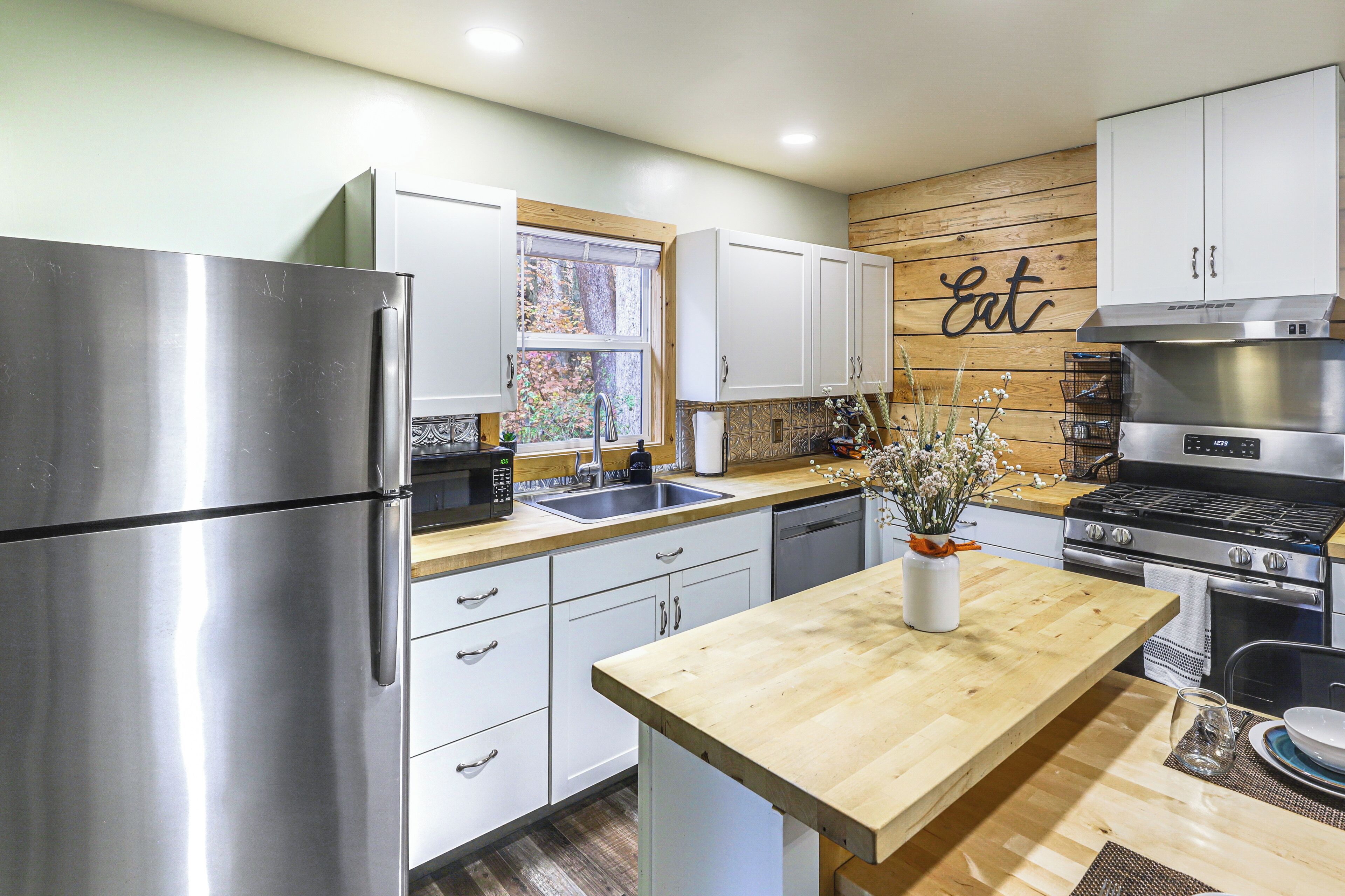 Kjøleskap, mikrobølgeovn, kokeplater og oppvaskmaskin