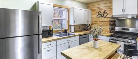 Fridge, microwave, stovetop, dishwasher