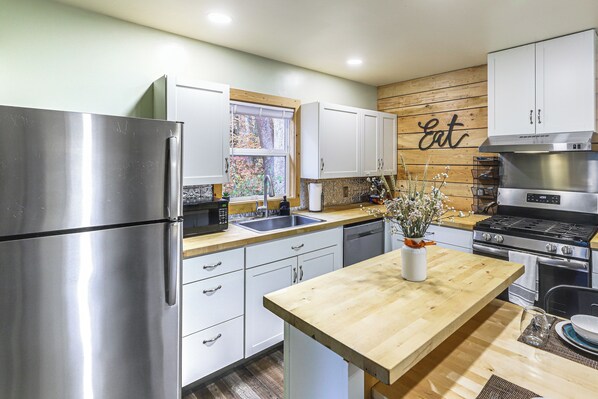 Fridge, microwave, stovetop, dishwasher