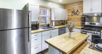 1 Mi to Hunting: Cozy & Secluded Stout Cabin