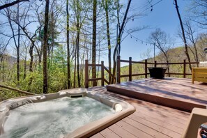 Outdoor spa tub - Deck & Fire Pit: Mtn-View Cabin in Rabun Gap (Rabun Gap)
