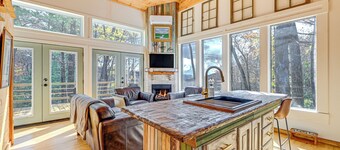 Deck & Fire Pit: Mtn-View Cabin in Rabun Gap