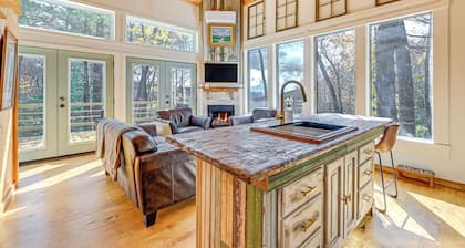 Deck & Fire Pit: Mtn-View Cabin in Rabun Gap