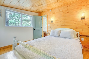 2 bedrooms, iron/ironing board, internet, bed sheets