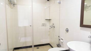 Suite Exécutive | Salle de bain | Savon, shampoing, papier toilette