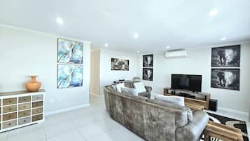 House, 4 Bedrooms, Patio, Mountain View | Living area