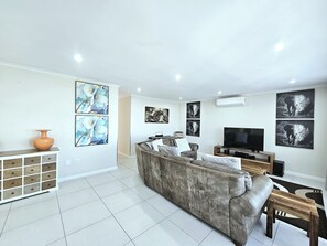 House, 4 Bedrooms, Patio, Mountain View | Living area