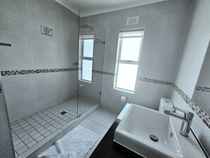 Maison, 4 chambres, patio, vue montagne | Salle de bain
