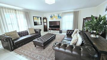 House, 4 Bedrooms, Patio, Mountain View | Living area