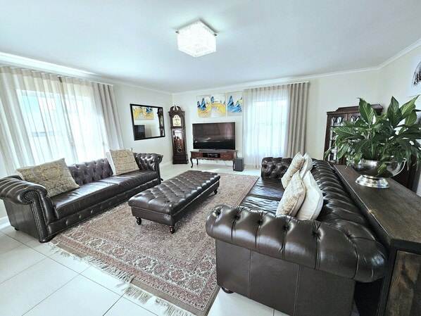 House, 4 Bedrooms, Patio, Mountain View | Living area