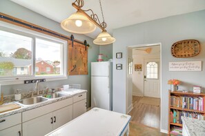 Fridge, microwave, oven, stovetop - 1 Mi to KFC Museum: Corbin Getaway! (Corbin)