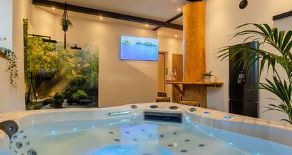 Tropical Wellness Suite Sauna, Whirlpool, TV, BBQ