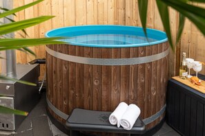 Outdoor spa tub - Tropical Wellness Suite Sauna, whirlpool, TV, BBQ (Büdesheim)