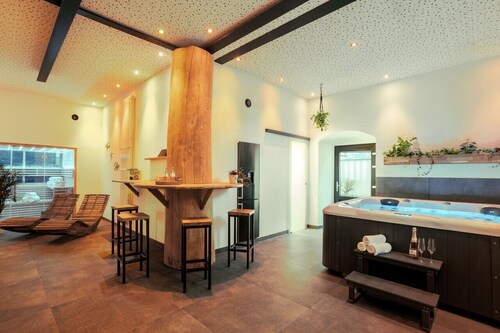 Tropical Wellness Suite Sauna, Whirlpool, TV, BBQ