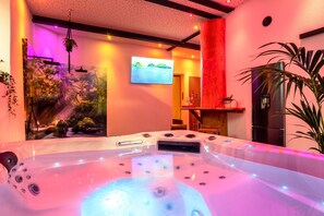 Interior - Tropical Wellness Suite Sauna, whirlpool, TV, BBQ (Büdesheim)