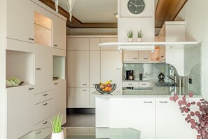 فرن، موقد طهي مسطح، غسالة أطباق، ماكينة لصنع القهوة/الشاي