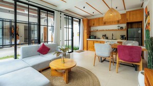 Villa, 2 soverom, privat basseng | Oppholdsrom | En 42-tommers smart-TV med kabel-kanaler