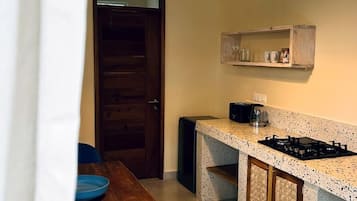 Fridge, cookware/dishes/utensils
