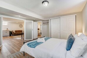 2 bedrooms, iron/ironing board, travel crib, WiFi - Cloud Ridge! Cozy Suite w Fire Pit & Game Area (Colorado Springs)