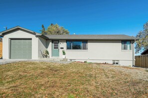 Exterior - Cloud Ridge! Cozy Suite w Fire Pit & Game Area (Colorado Springs)