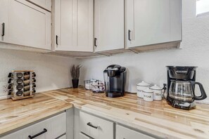 Fridge, microwave, oven, stovetop - Cloud Ridge! Cozy Suite w Fire Pit & Game Area (Colorado Springs)