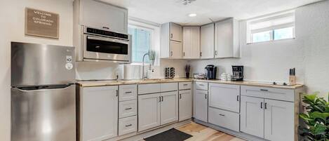 Refrigerador, microondas, horno, placa de cocina