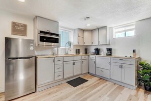 Kühlschrank, Mikrowelle, Ofen, Herdplatte