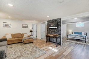 2 bedrooms, iron/ironing board, travel cot, WiFi - Cloud Ridge! Cozy Suite w Fire Pit & Game Area (Colorado Springs)