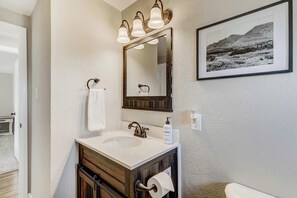 シャワー、ヘアドライヤー、タオル