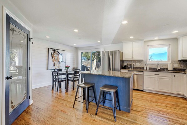 Een koelkast, een magnetron, een oven, een kookplaat