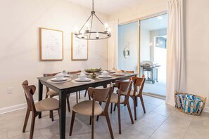 Dining - Beautiful Storey Lake Retreat, Minutes from Disney (Kissimmee)