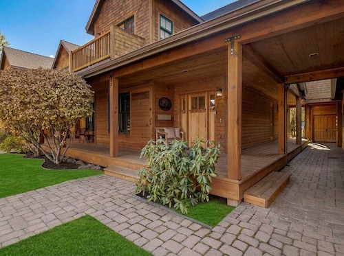 Walk to Downtown with Pool, Hot Tub + more access