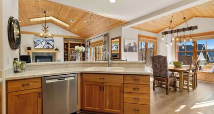 Walk to Downtown with Pool, Hot Tub + more access