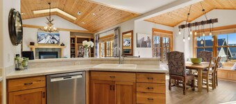 Walk to Downtown with Pool, Hot Tub + more access