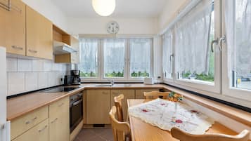 Kühlschrank, Mikrowelle, Ofen, Herdplatte