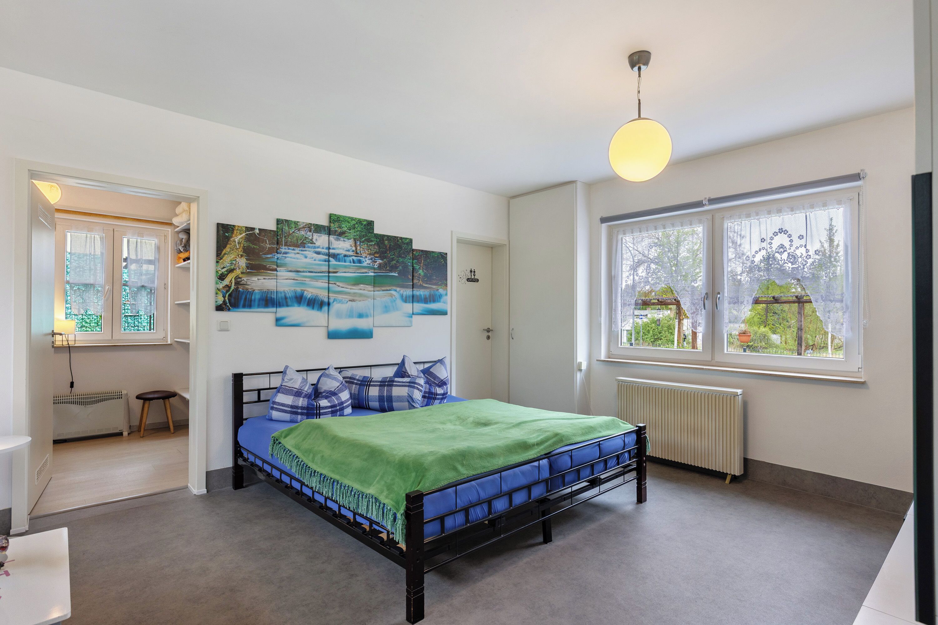 1 slaapkamer, een strijkplank/strijkijzer, beddengoed