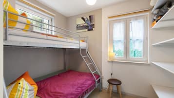 1 habitación, tabla de planchar con plancha y ropa de cama