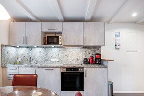 Frigorifero, microonde, forno, piano cottura