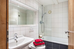 Chuveiro, secador de cabelo, toalhas de banho 