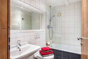 Dusj, hårføner og håndklær