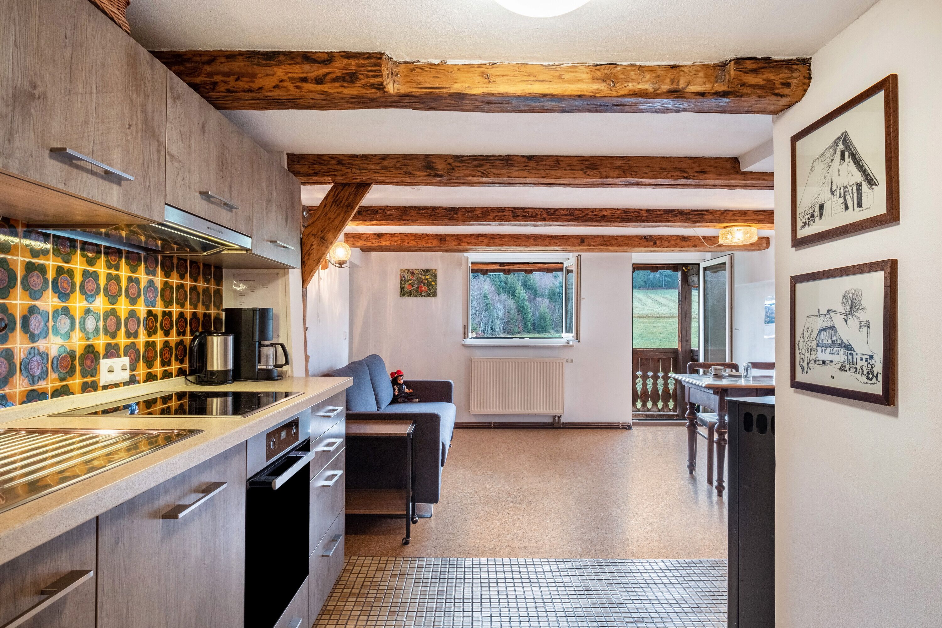 Kjøleskap, ovn, kokeplater og oppvaskmaskin