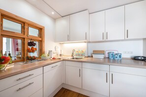 ثلاجة، ميكروويف، فرن، موقد طهي مسطح