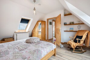 3 bedrooms, iron/ironing board, free WiFi, bed sheets