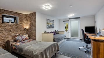 1 bedroom, desk, free WiFi, bed sheets