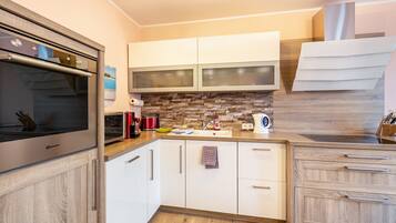 Kühlschrank, Mikrowelle, Ofen, Herdplatte