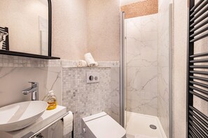 Douche, sèche-cheveux, serviettes fournies