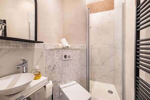 Regadera, secadora de cabello, toallas 